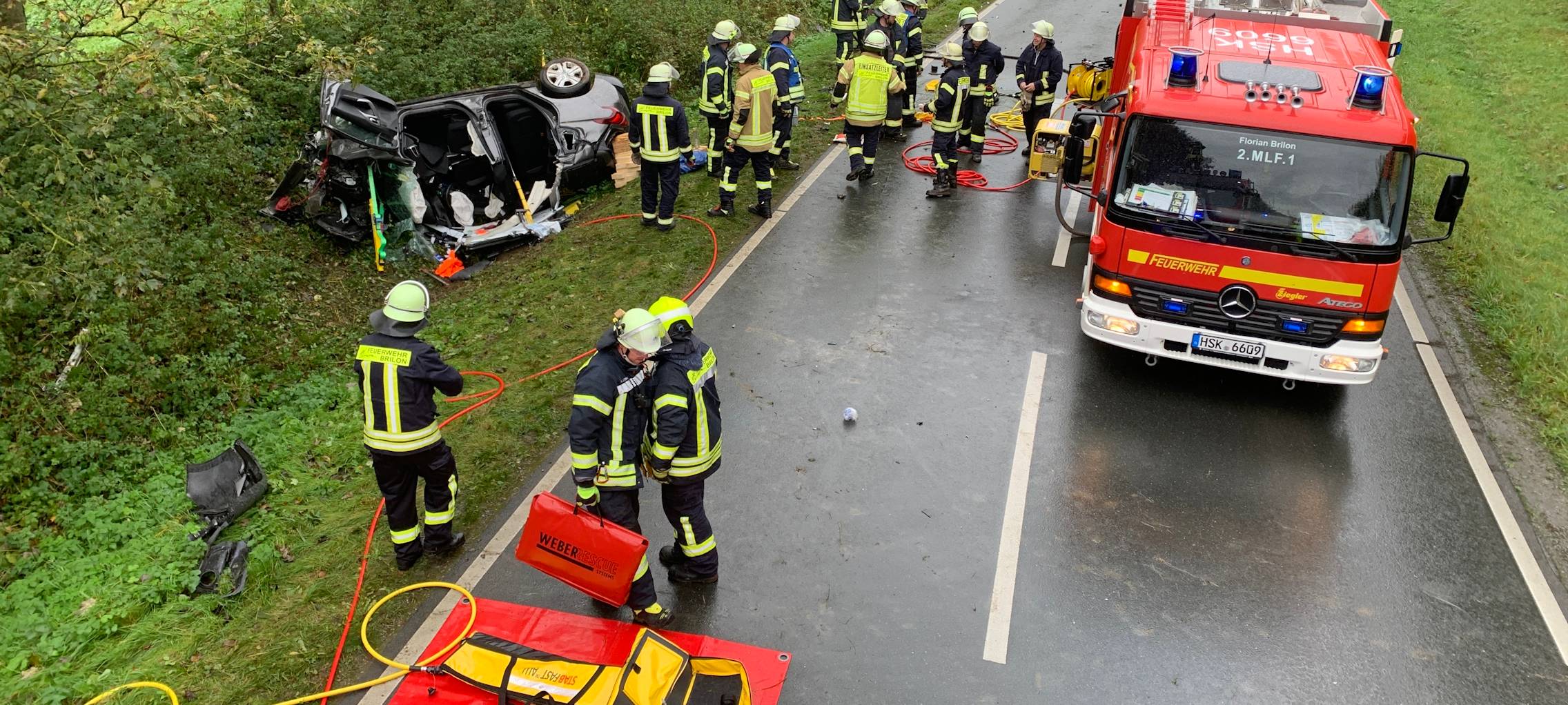 Auto landet bei Unfall in Brilon auf dem Dach