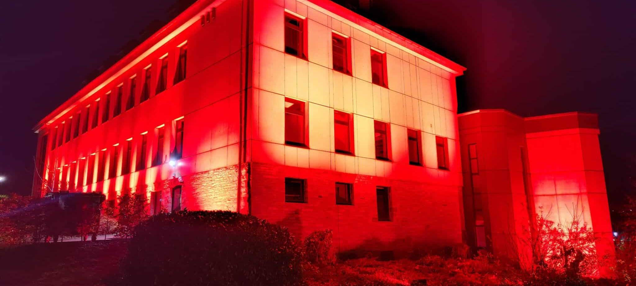 Red Wednesday: Mescheder Realschule erstrahlt rot