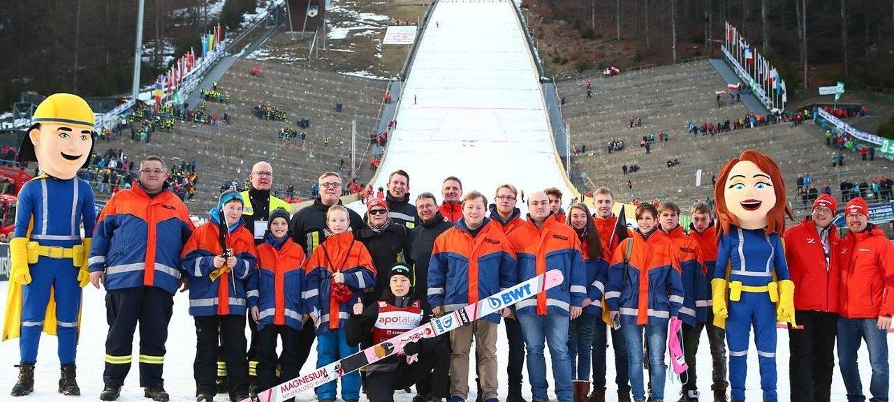 Sauerländer Feuerwehren beim Skispringen in Willingen