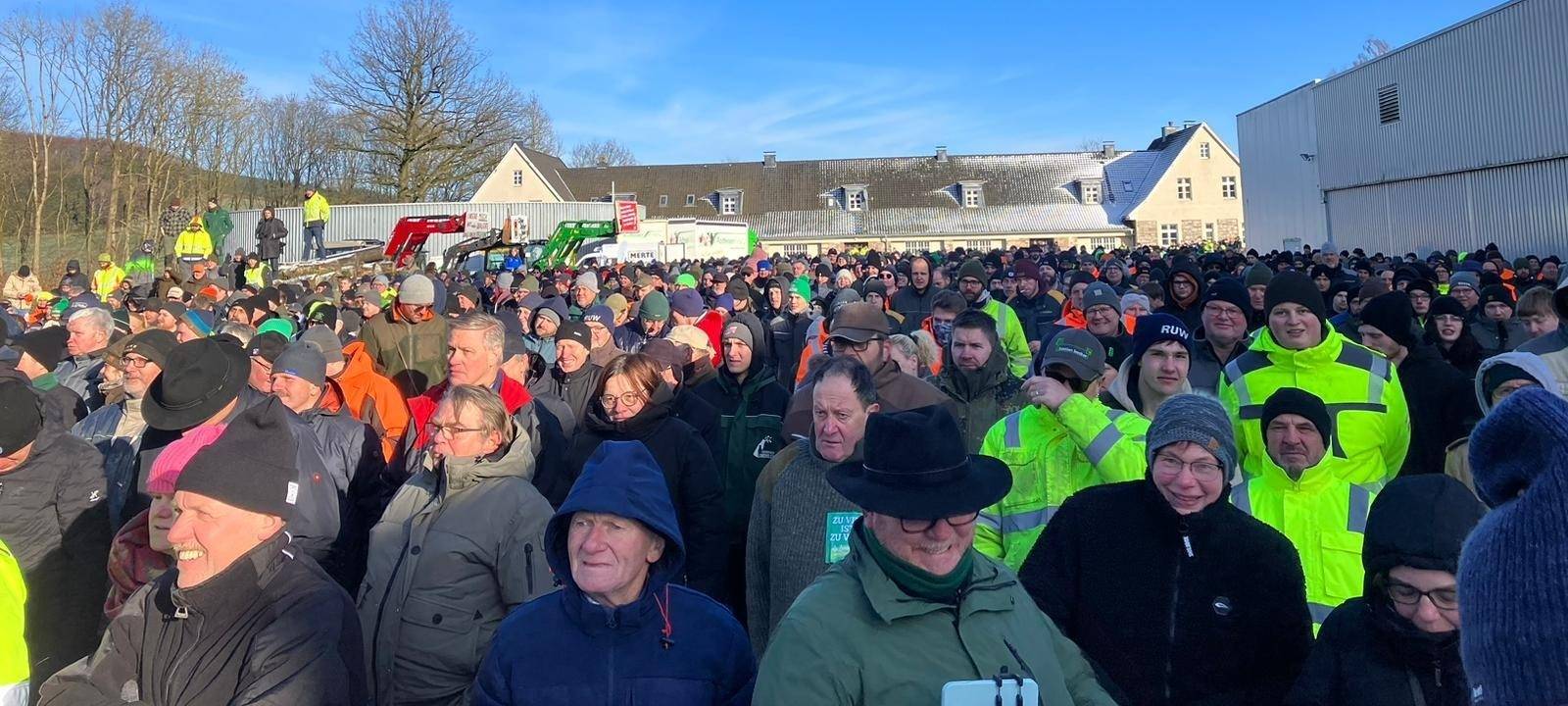 Großer Andrang bei Bauernprotest im Sauerland