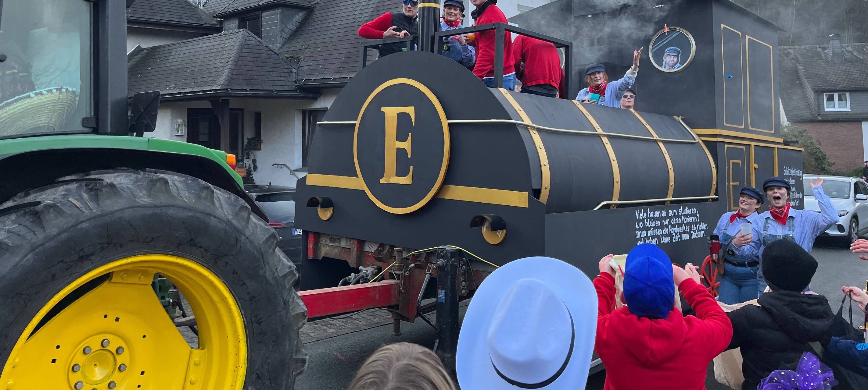 Viele Besucher bei den Rosenmontagszügen im Sauerland