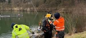 Winterberg: Berufstaucher im Hillebachsee