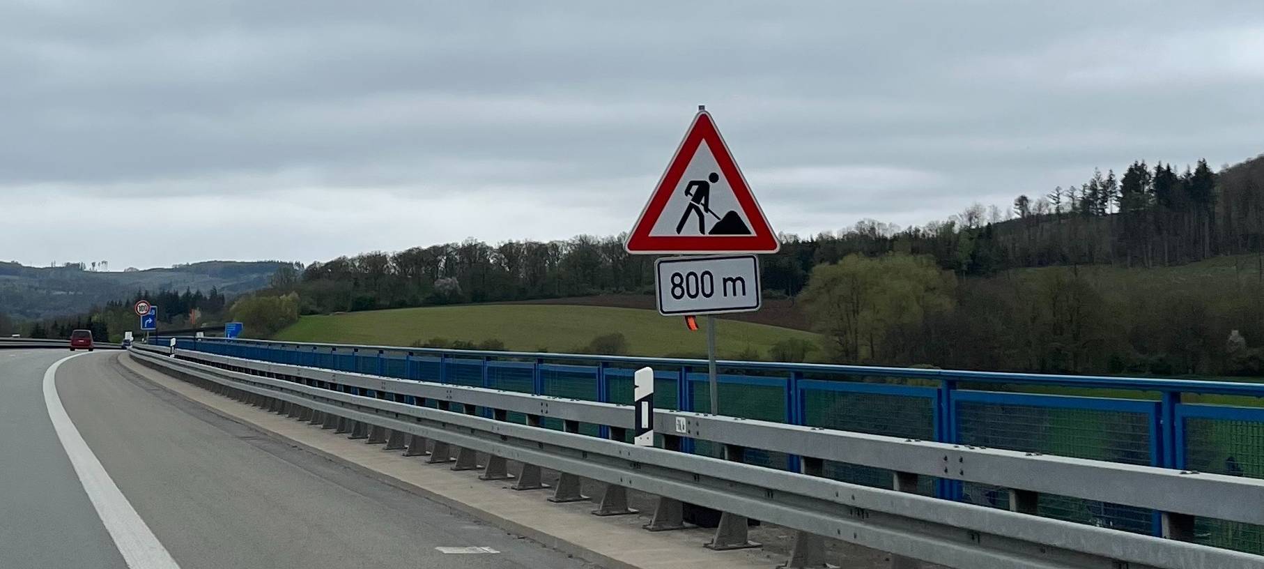 Auf der A46 bei Meschede fließt der Verkehr einspurig