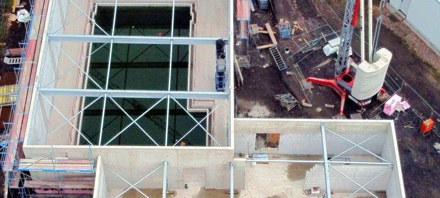 Lehrschwimmbecken in Arnsberg feiert Richtfest