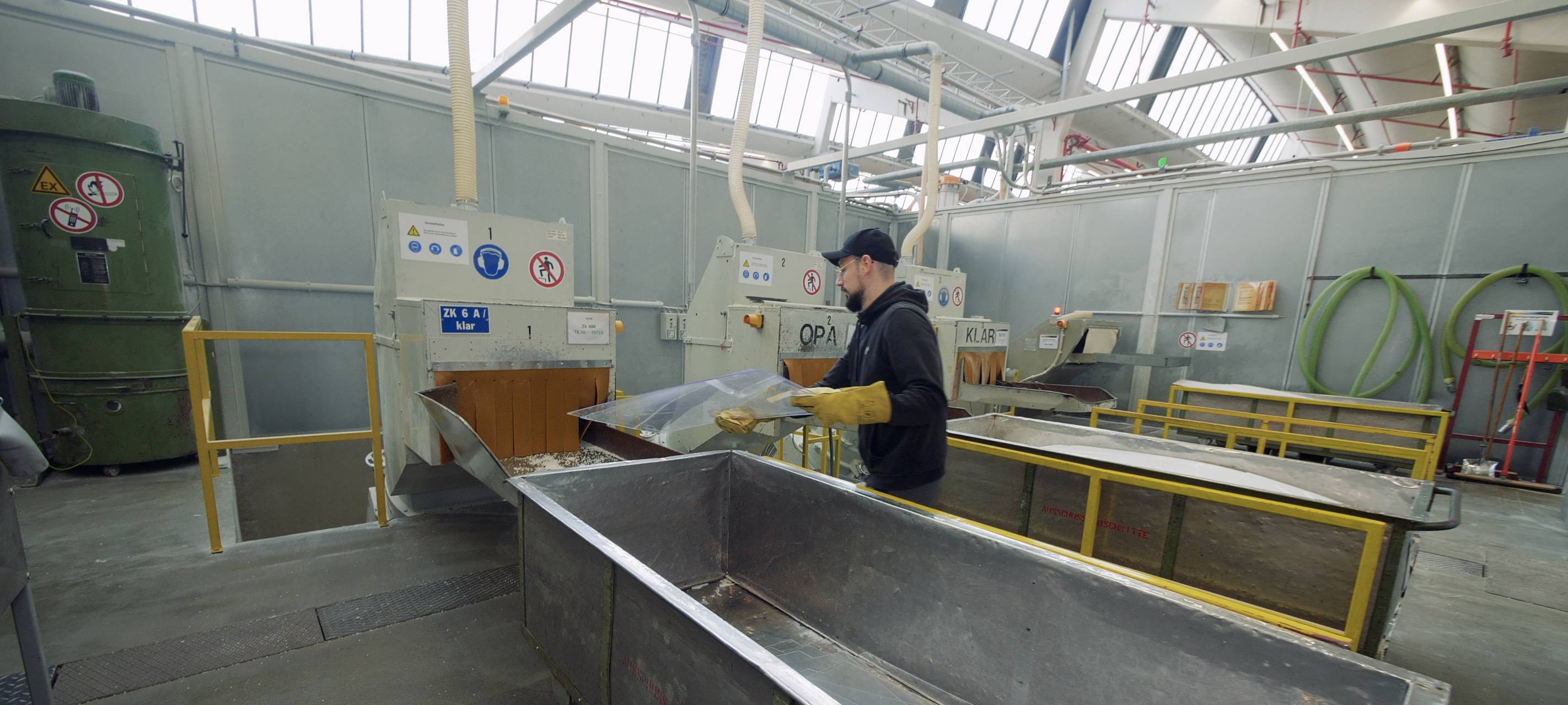 Sauerland: TRILUX recycelt Acrylglasscheiben