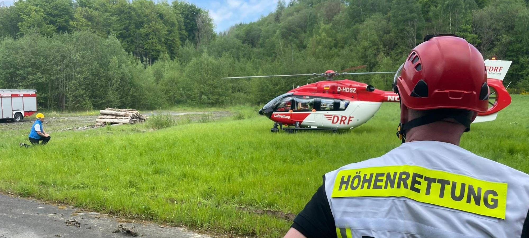 Meschede: Zwei Männer mit Seilwinde gerettet