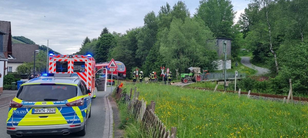 Olsberg: Traktor wird von Zug erfasst