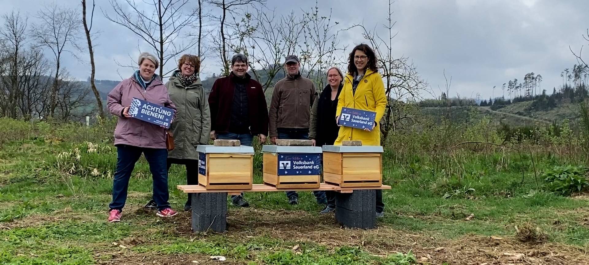 Volksbank Sauerland stellt Bienenboxen auf