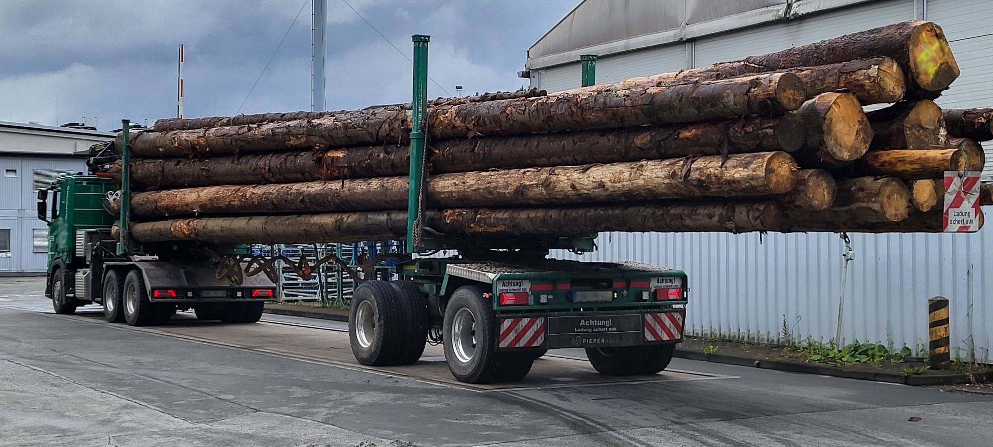 Schmallenberg: Holztransporter gestoppt