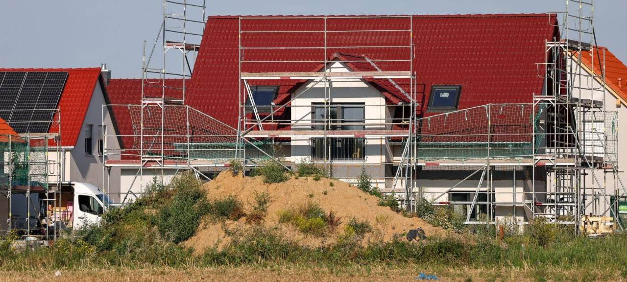Neue Einfamilienhäuser entstehen an einem Feld am südwestlichen Stadtrand. Die Zahl der Baulandverkäufe ist Immobilienexperten zu Folge seit 2021 fast um die Hälfte zurückgegangen. Gestiegene Zinsen, hohe Baukosten und knappes Bauland haben den Traum vom Eigenheim stark verteuert.