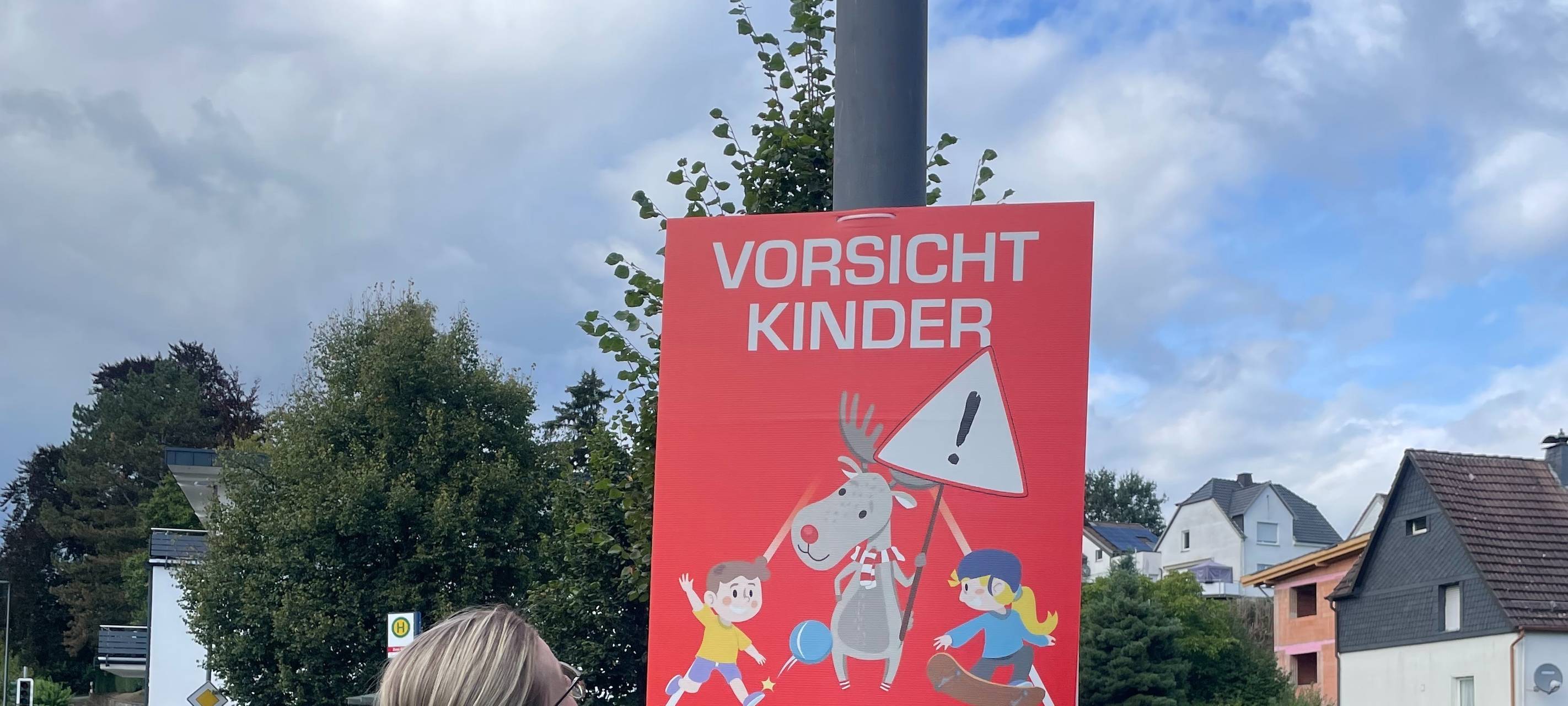 Zum Nachhören: "Vorsicht Kinder" Plakate in Sundern-Stemel
