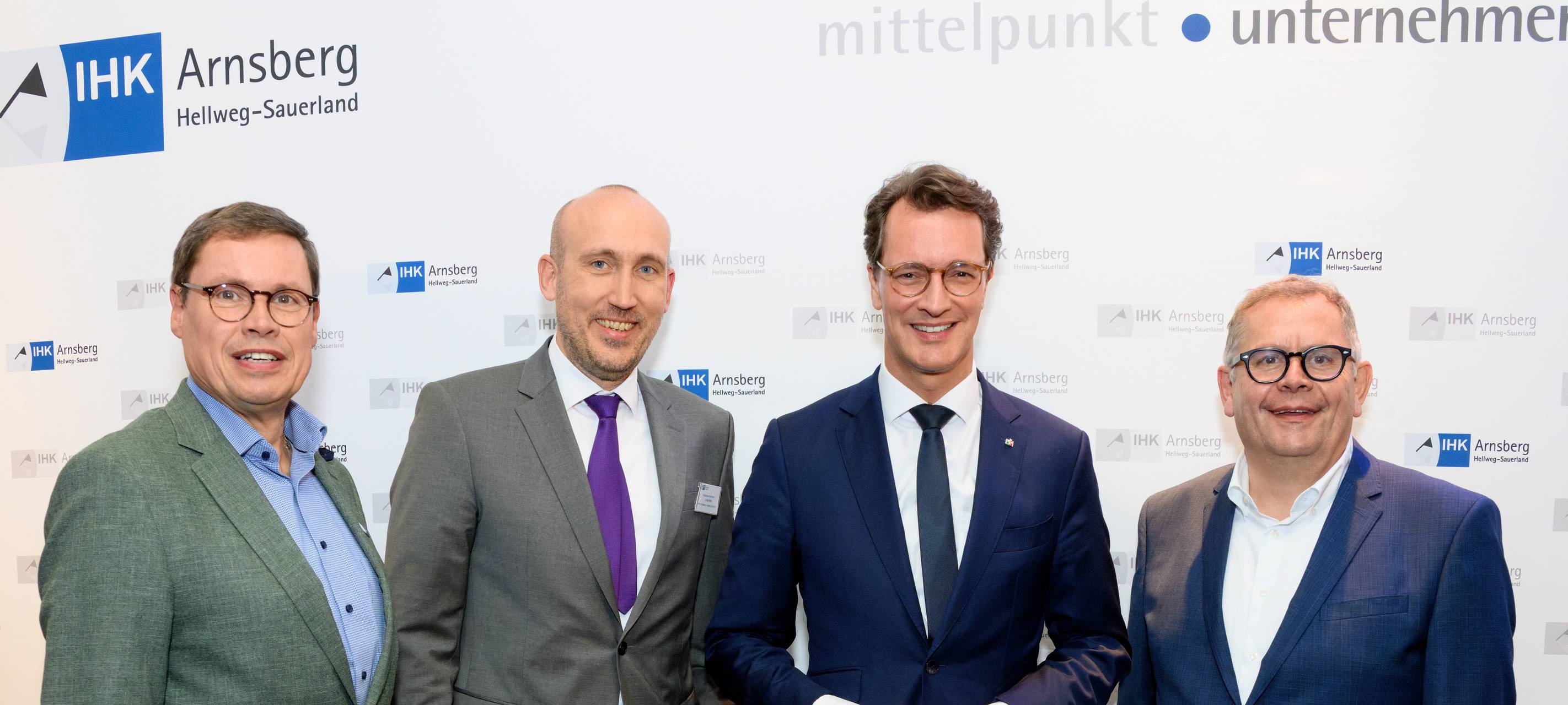 Sauerland: Wüst lobt Region als "Powerhaus"