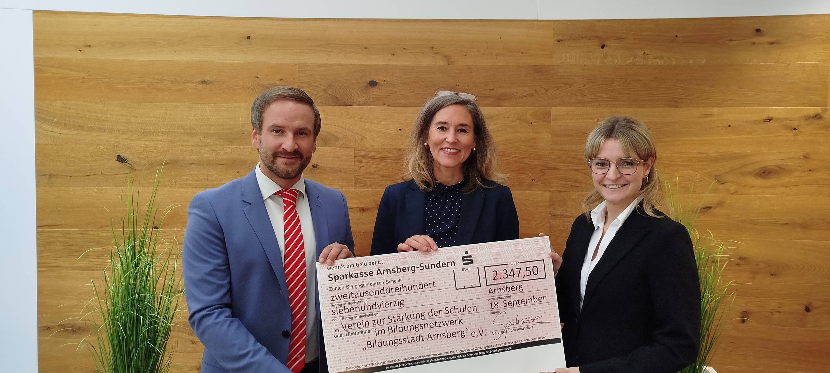 Arnsberg: Spende für Bildungsnetz