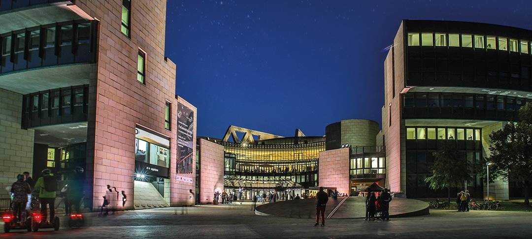 Die Gebäude des NRW-Landtags bei Nacht.