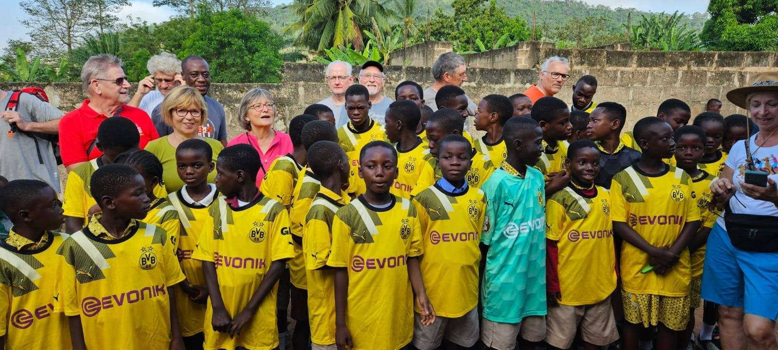 Zum Nachhören: Sauerländer Fliesenleger in Ghana