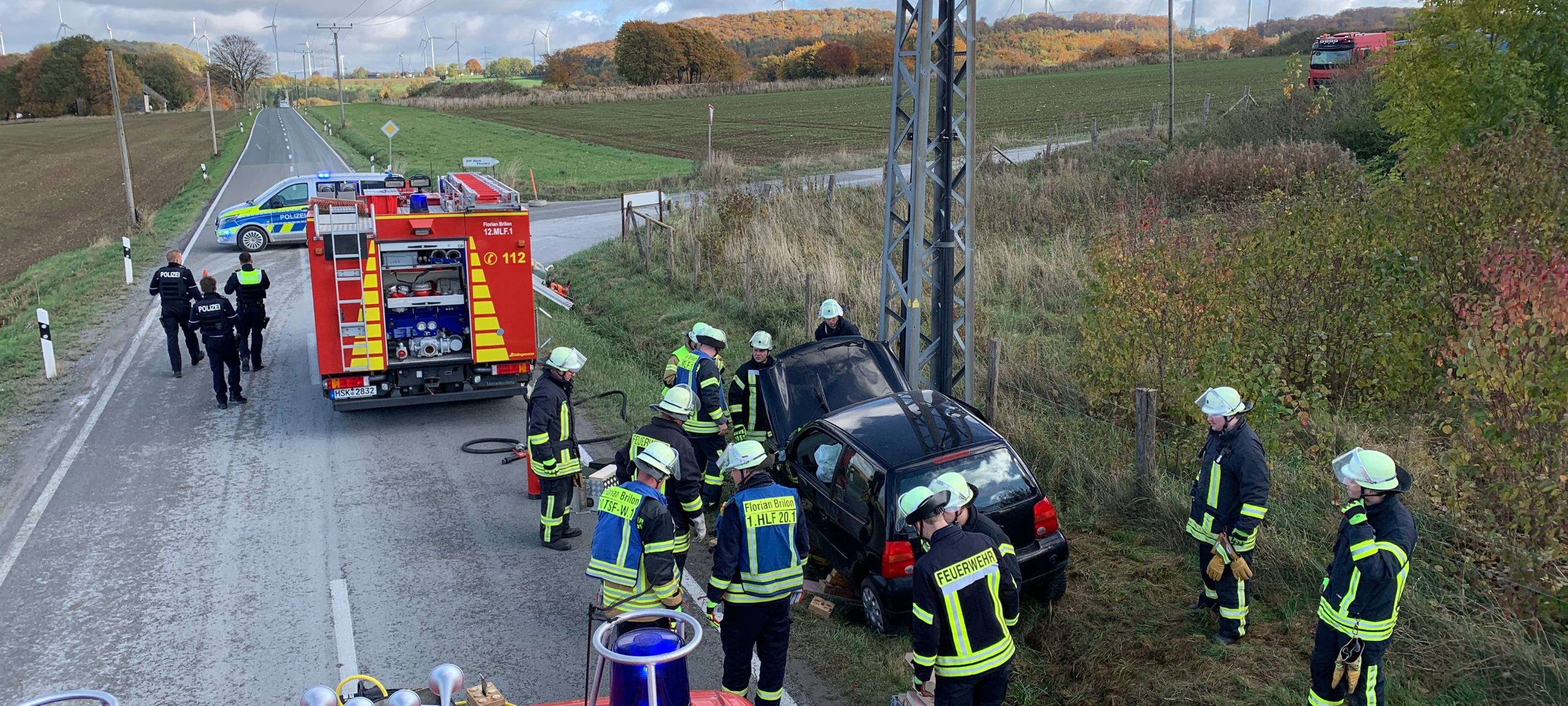 Brilon: Feuerwehr befreit Autofahrer
