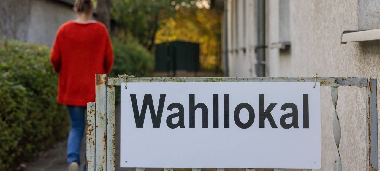 Eine Wahlhelferin läuft in ein Wahllokal. In Brandenburg findet am Sonntag die Landtagswahl statt.