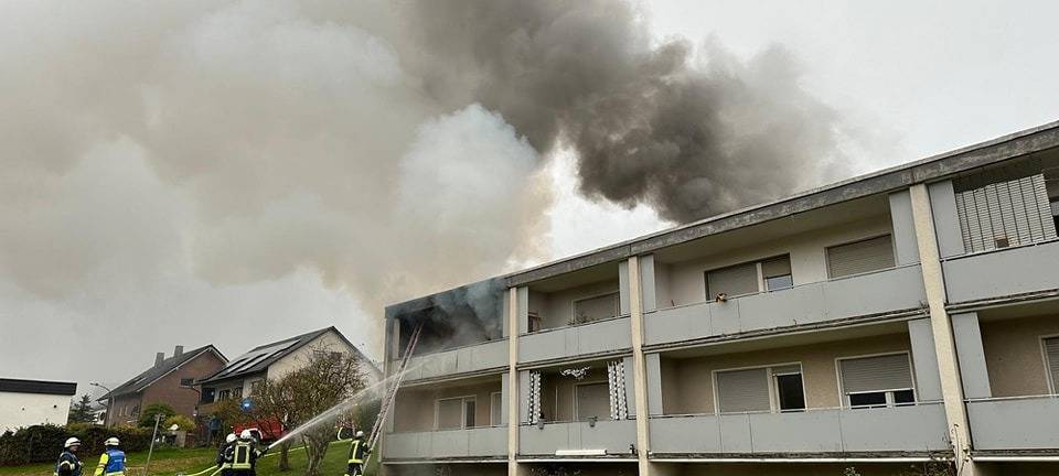 Sundern: Feuerwehr löscht Brand in Mehrfamilienhaus