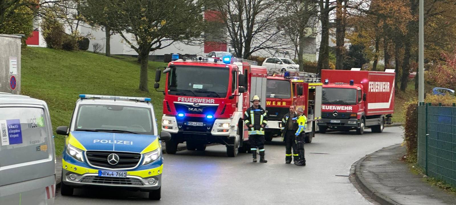 Sundern: Feuerwehr löscht Brand in Mehrfamilienhaus