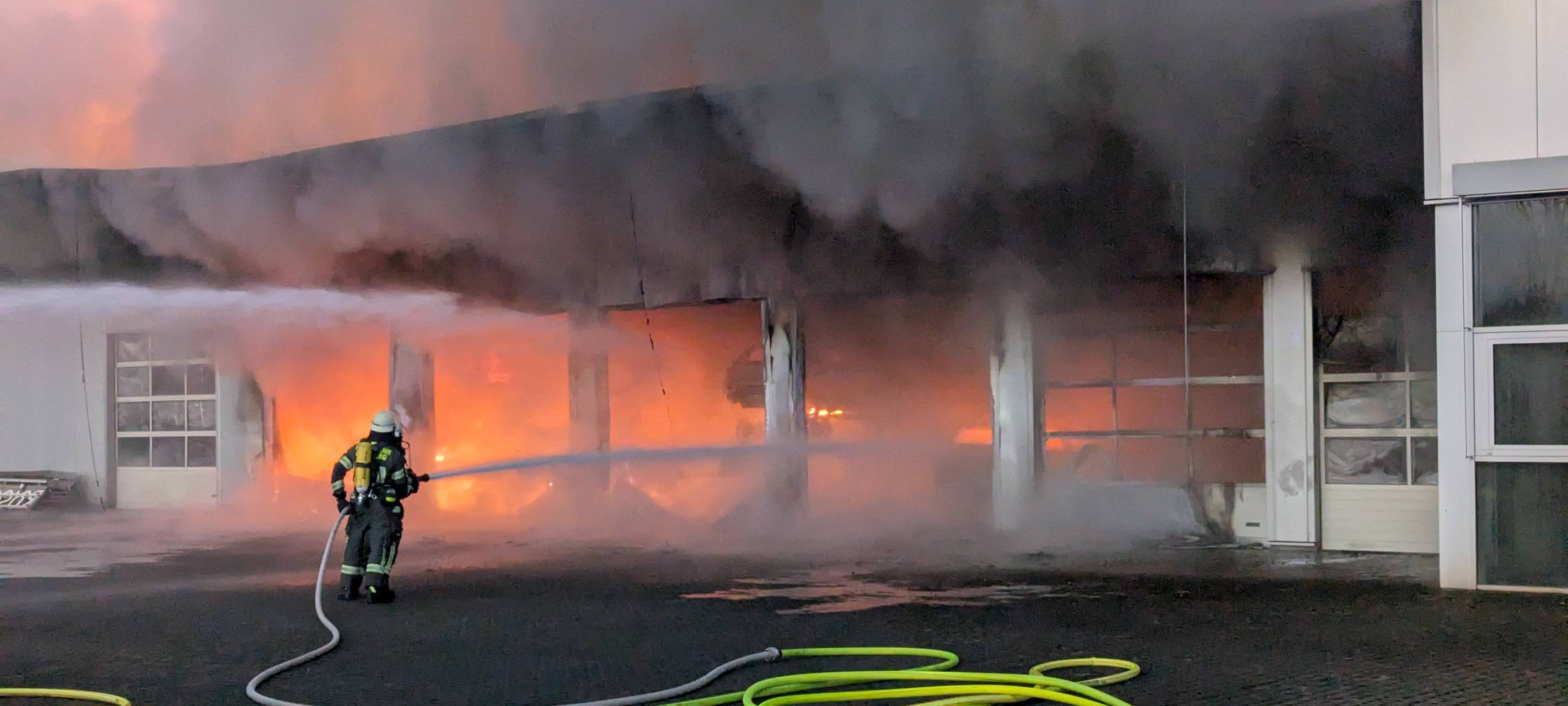 Arnsberg: Großbrand in Autohaus im Niedereimerfeld