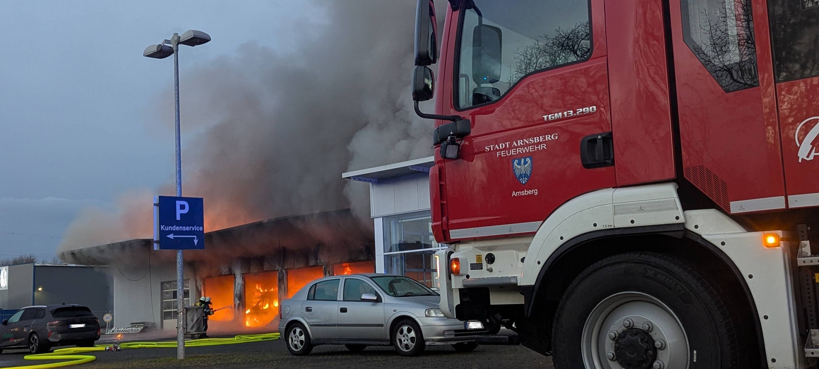 Arnsberg: Großbrand in Autohaus im Niedereimerfeld