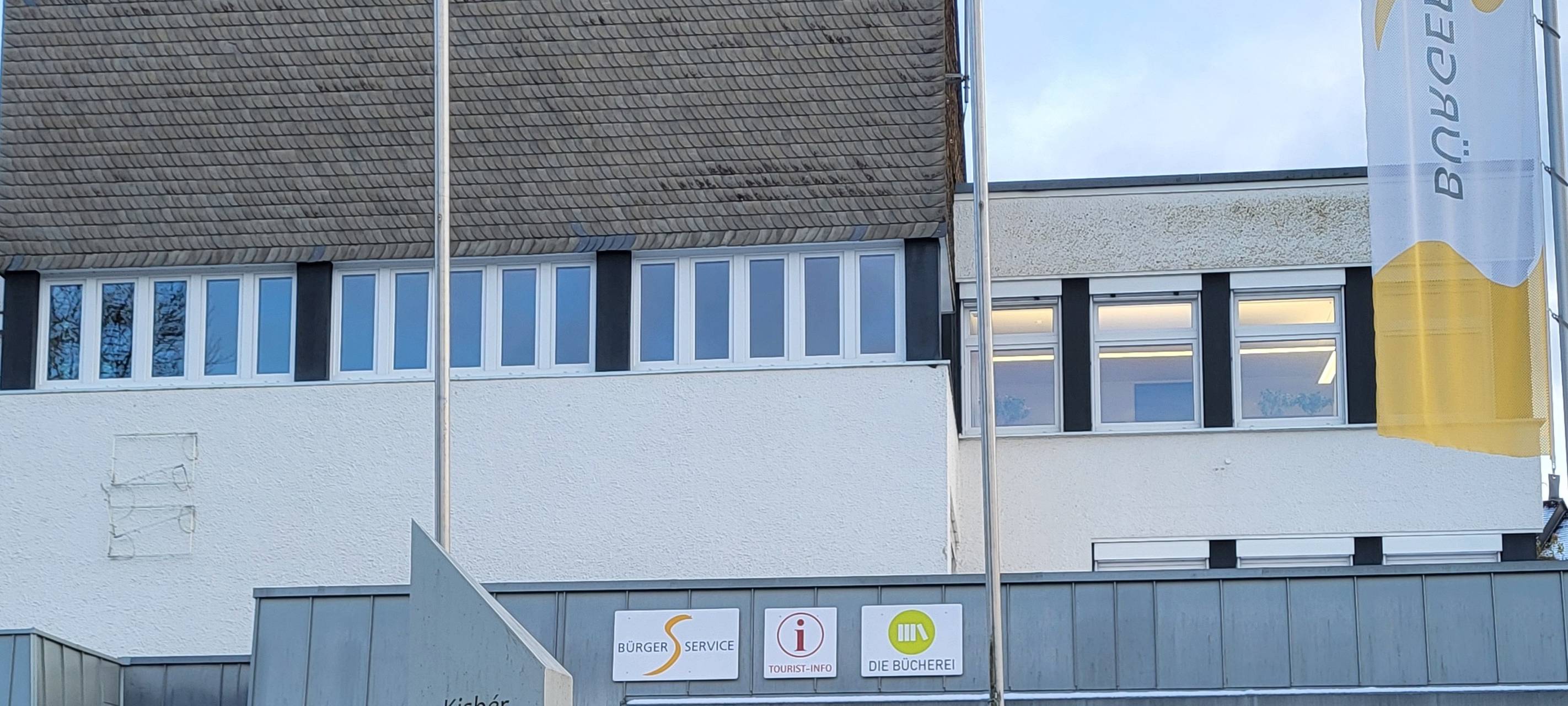 Eslohe: orange Bank vor dem Rathaus