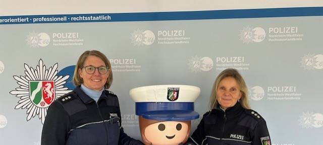 Nina Mathweis und Bianca Scheer von der Polizei (von links nach rechts)