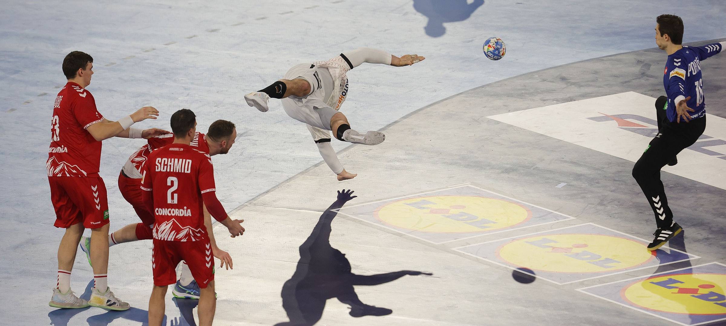 Szene aus dem Eröffnungsspiel der Handball-EM in Düsseldorf