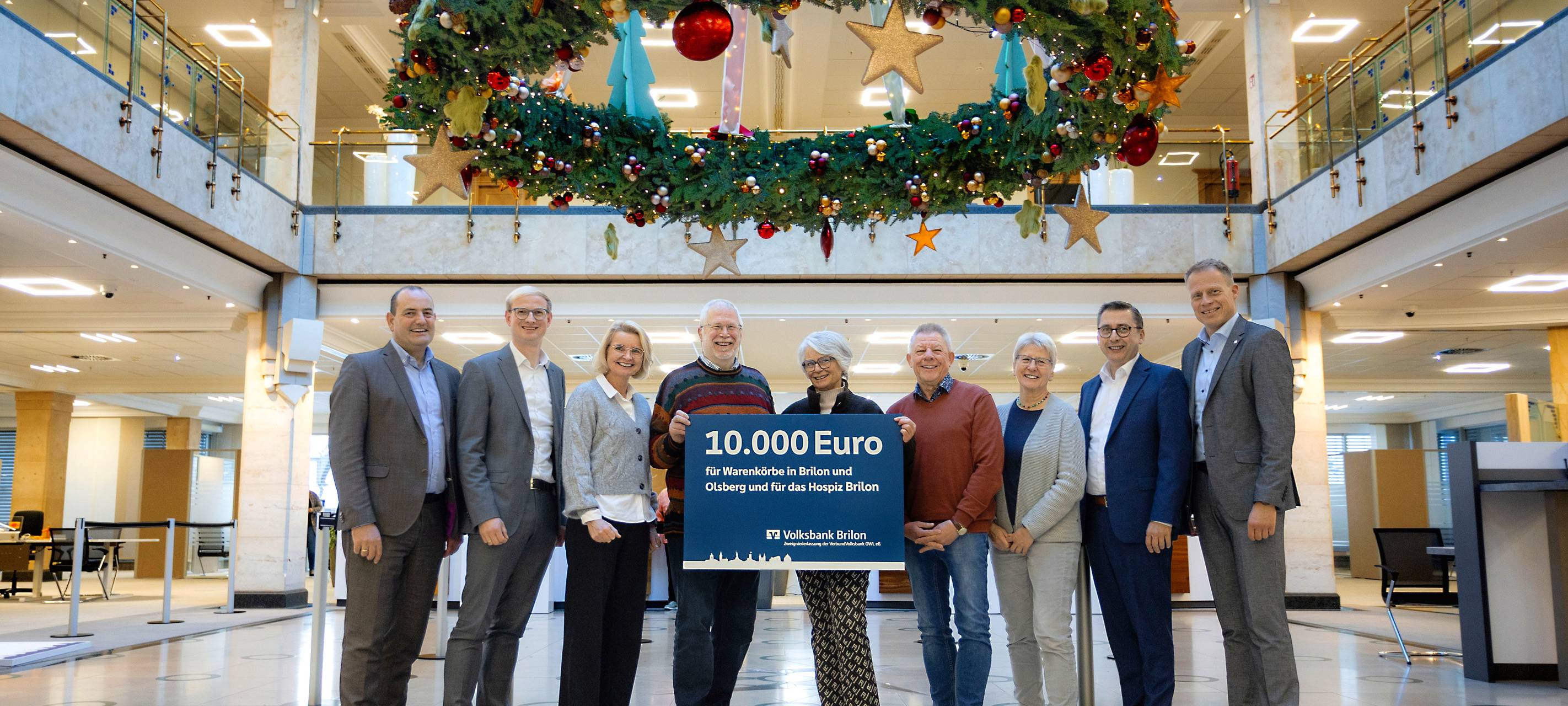 Volksbank Brilon unterstützt Warenkorb und Hospizverein