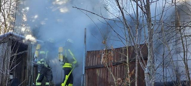 Arnsberg: Gartenhütte aus Holz steht in Flammen