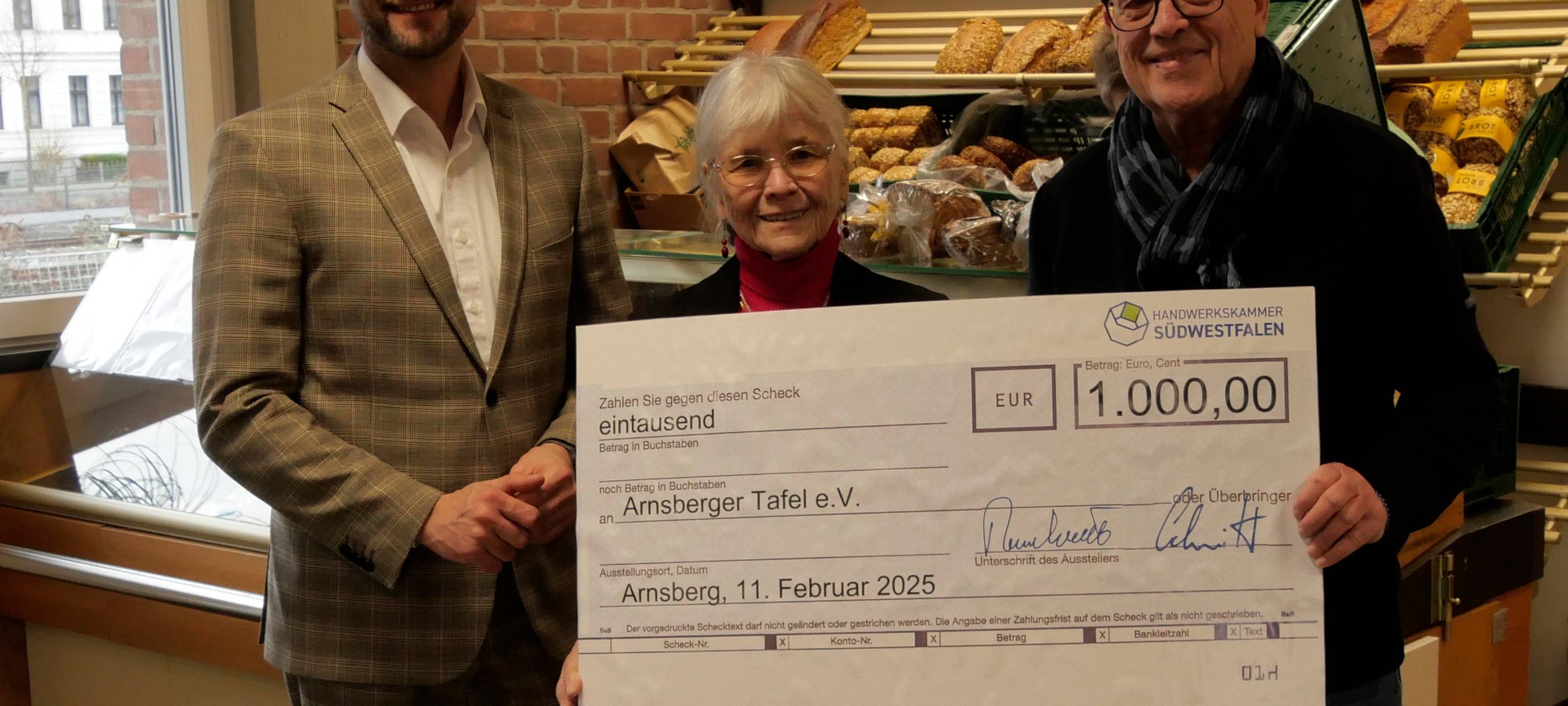 Arnsberg: Handwerkskammer spendet für die Tafel