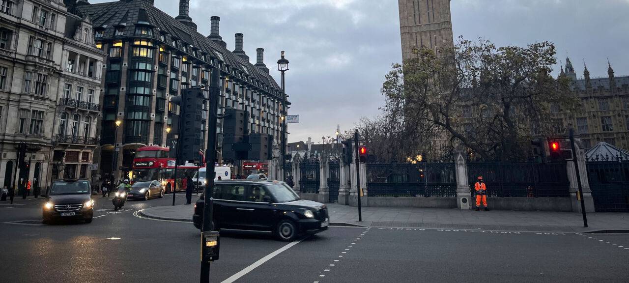 Ein Taxi fährt am britischen Parlament mit dem Elizabeth Tower und der Glocke Big Ben vorbei.