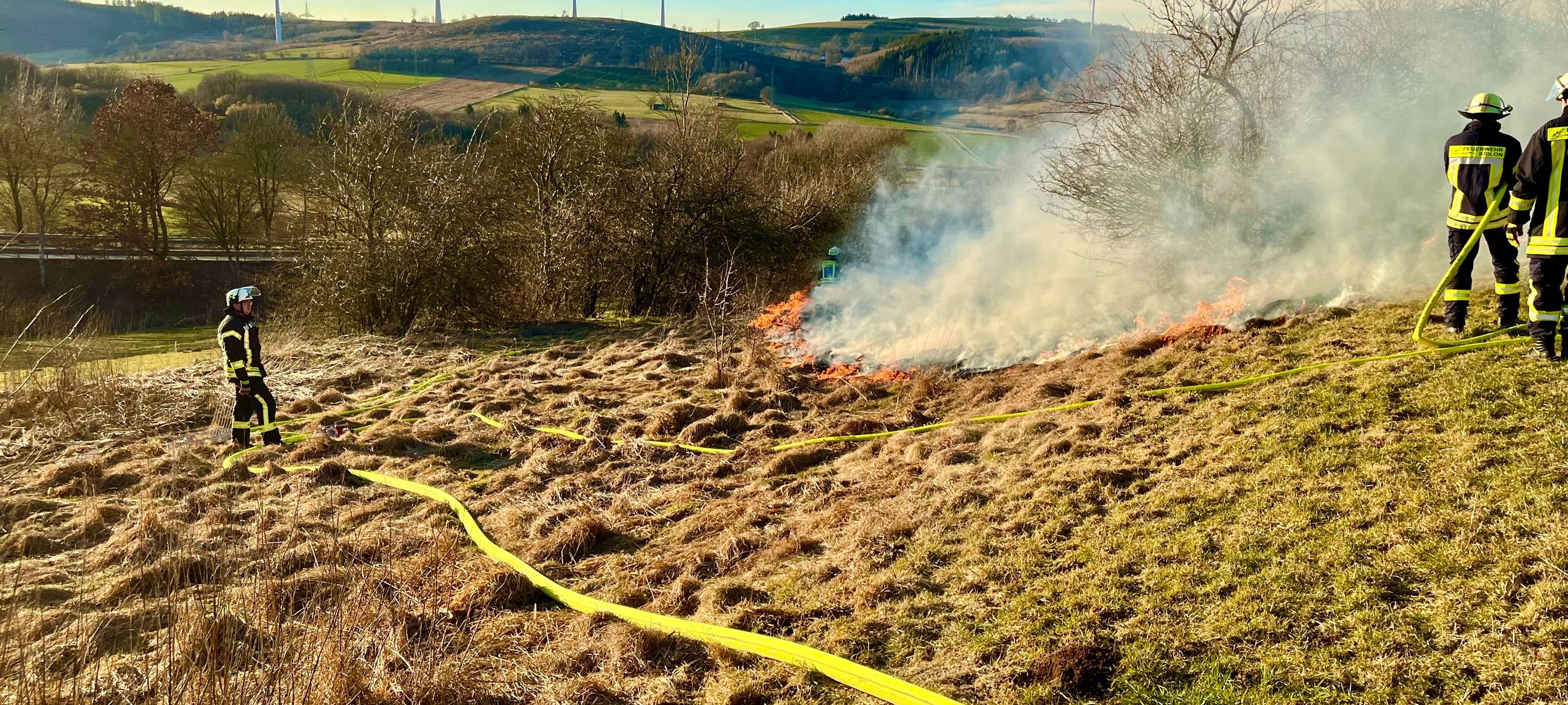 Feuerwehr Brilon löscht Flächenbrand