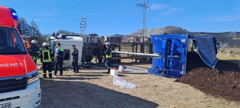 Schwerer Unfall: Lastwagen kippt in Bestwig um