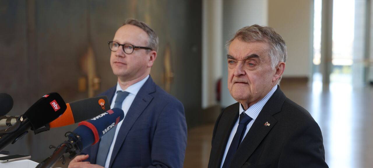 Benjamin Limbach (Büdnis 90/Die Grünen, l), Justizminister von Nordrhein-Westfalen, und Herbert Reul (CDU), Innenminister von Nordrhein-Westfalen, geben im Landtag eine Pressekonferenz zu mehreren Polizeieinsätzen gegen Umweltstraftaten