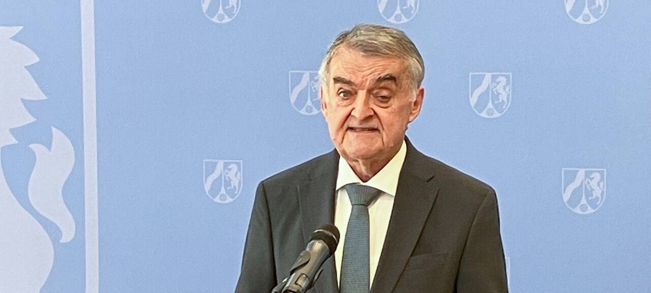 Der nordrhein-westfälische Innnenminister Herbert Reul (CDU) gibt eine Pressekonferenz zur Festnahme von drei mutmaßlichen Russland-Agenten.