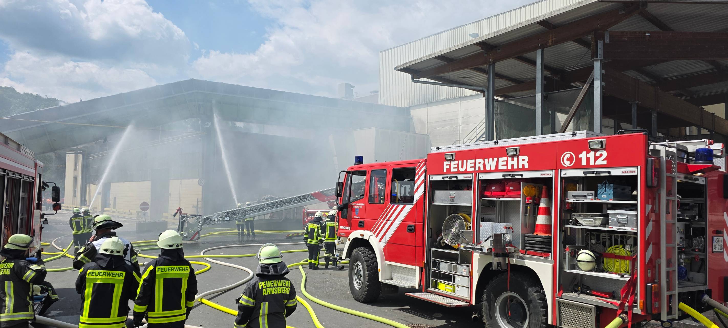 Arnsberg: Brennendes Förderband beschäftigt Feuerwehr