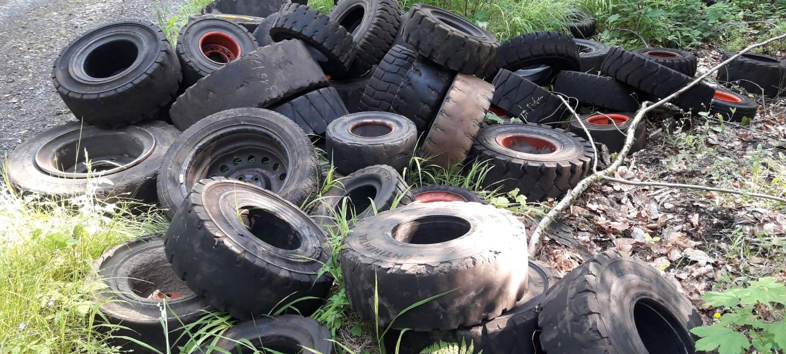 Meschede: LKW-Ladung Altreifen entsorgt