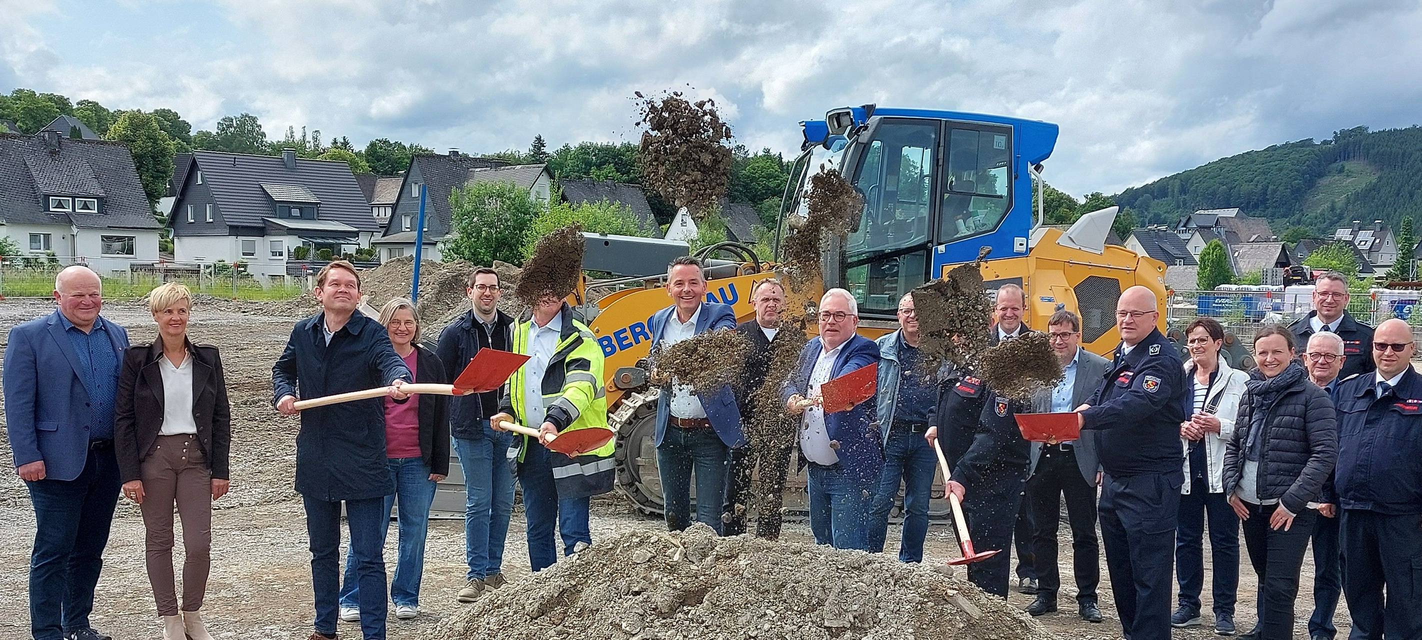 Olsberg: Spatenstich für neues Feuerwehrhaus
