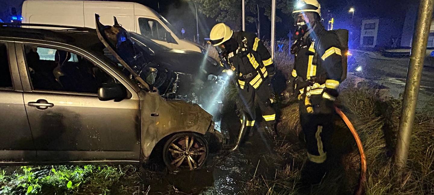 Sundern: Auto brennt auf Parkplatz