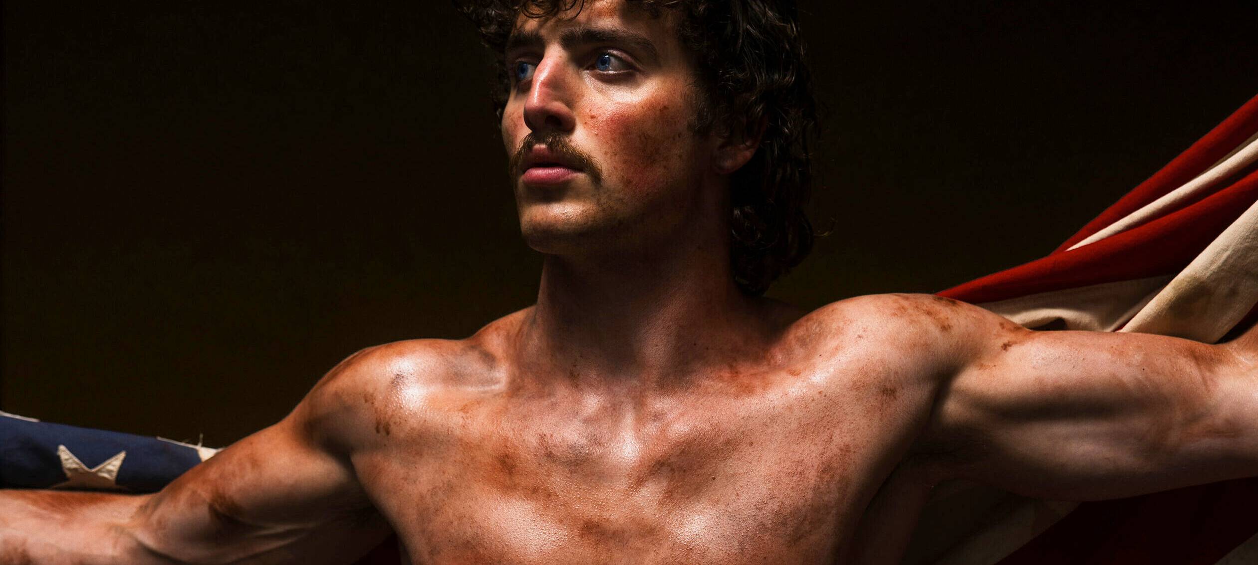 Benson Boone präsentiert sich auf dem Albumcover seiner neuen Platte "American Heart" ziemlich patriotisch - mit gezückter Amerika-Flagge.