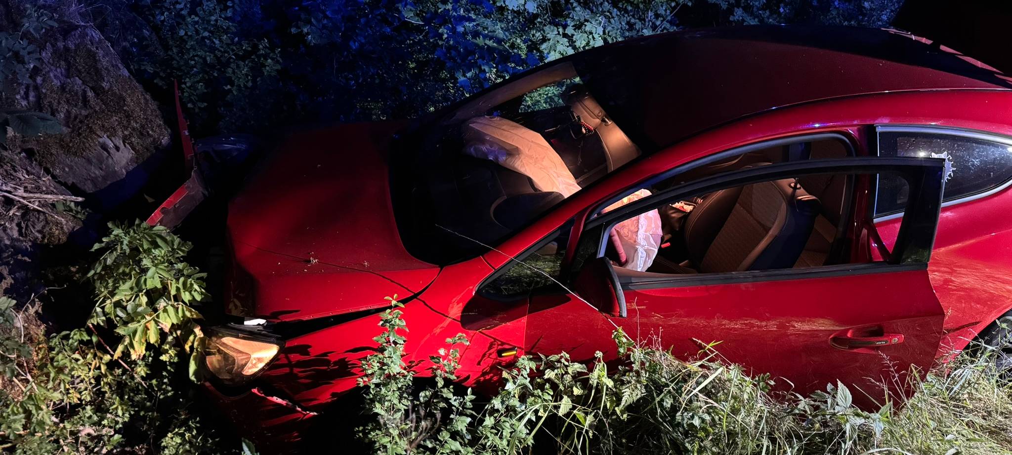 Marsberg: Auto prallt gegen Felswand