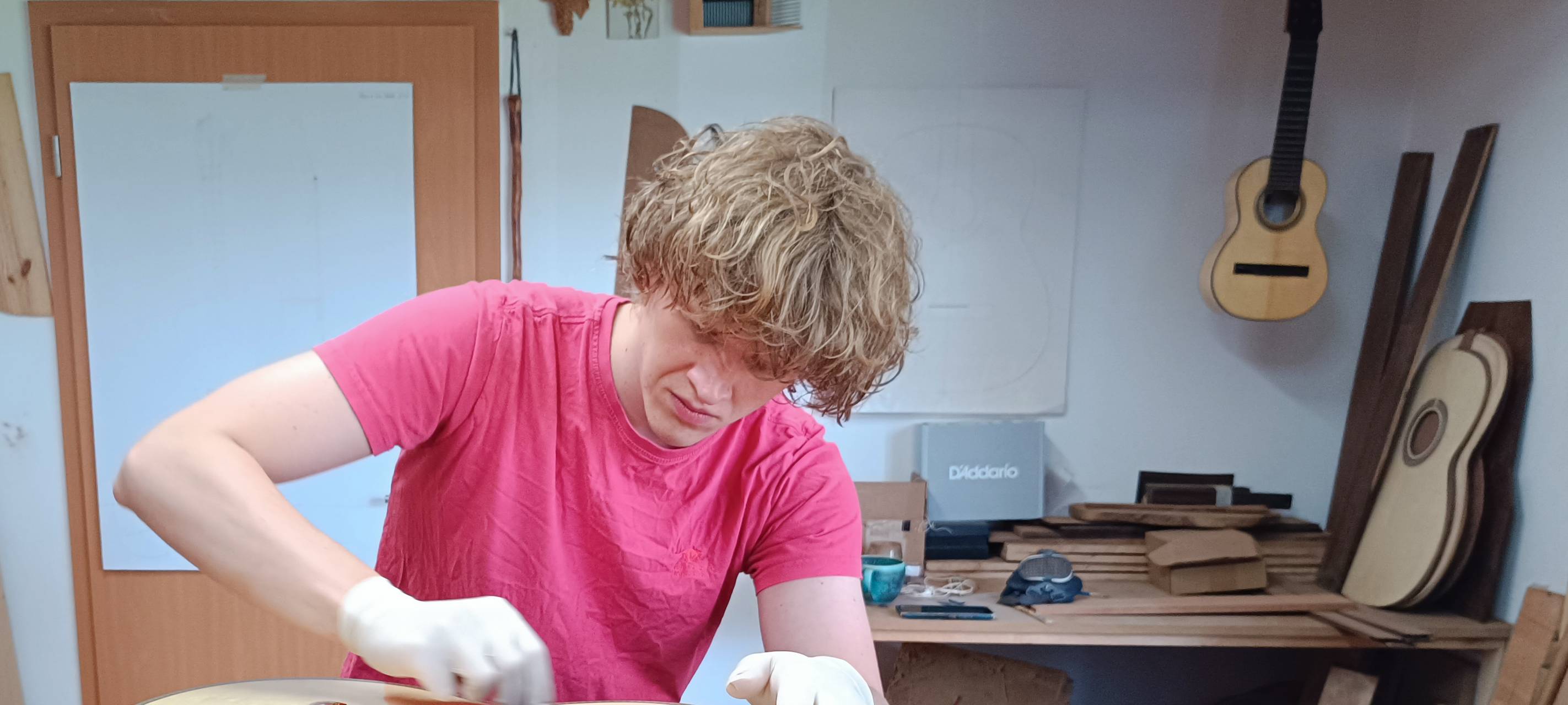 Gitarrenbauer Steven den Toom arbeitet monatelang, bis eine Konzertgitarre fertig ist.