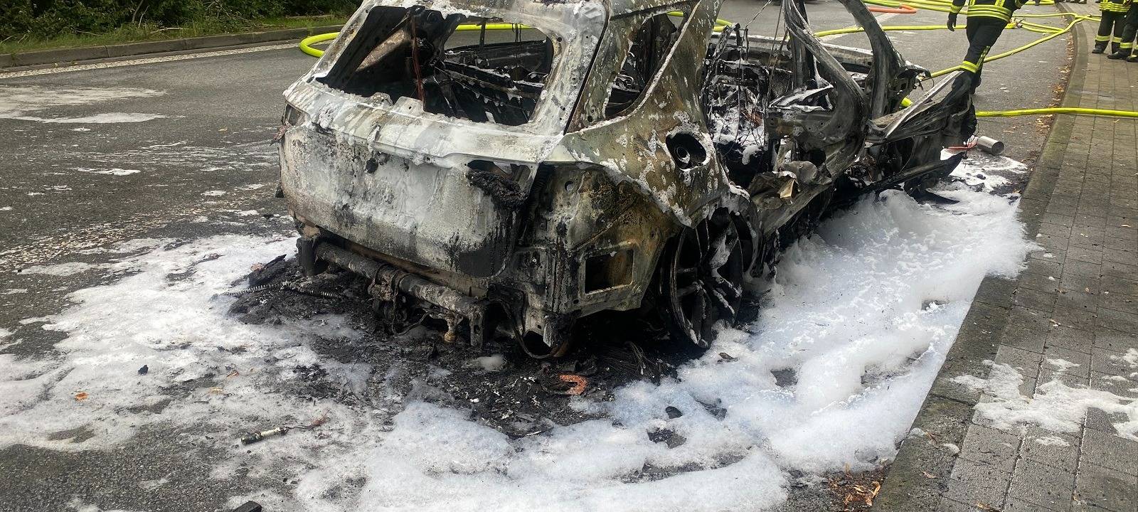 Sauerland: Autobrand an der A44 schwer zu löschen