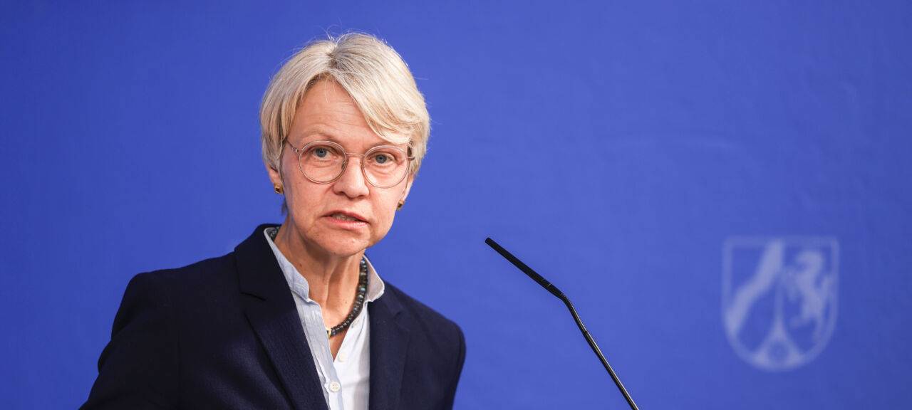 Dorothee Feller (CDU), Schulministerin äußert sich auf einer Pressekonferenz nach der Kabinettssitzung zum Haushaltsentwurf 2025 und dem Nachtragshaushalt.