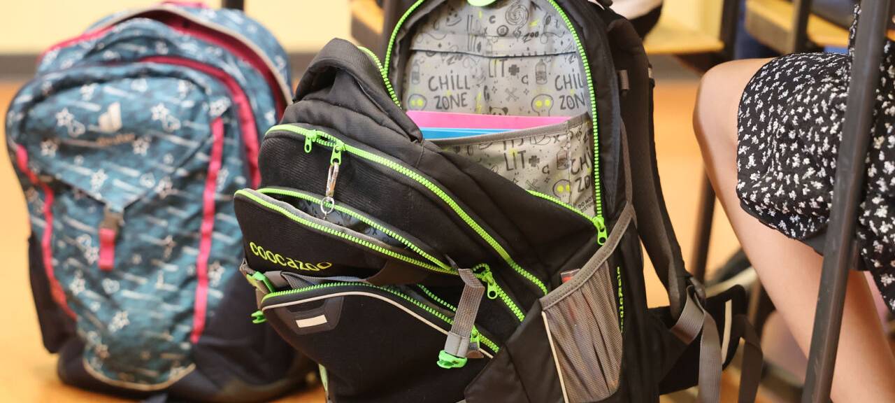Auf dem Bild sind Schulranzen in einem Klassenzimmer zu erkennen. Die Schulen in NRW starten mit Unterricht ab dem 27. August 2025.