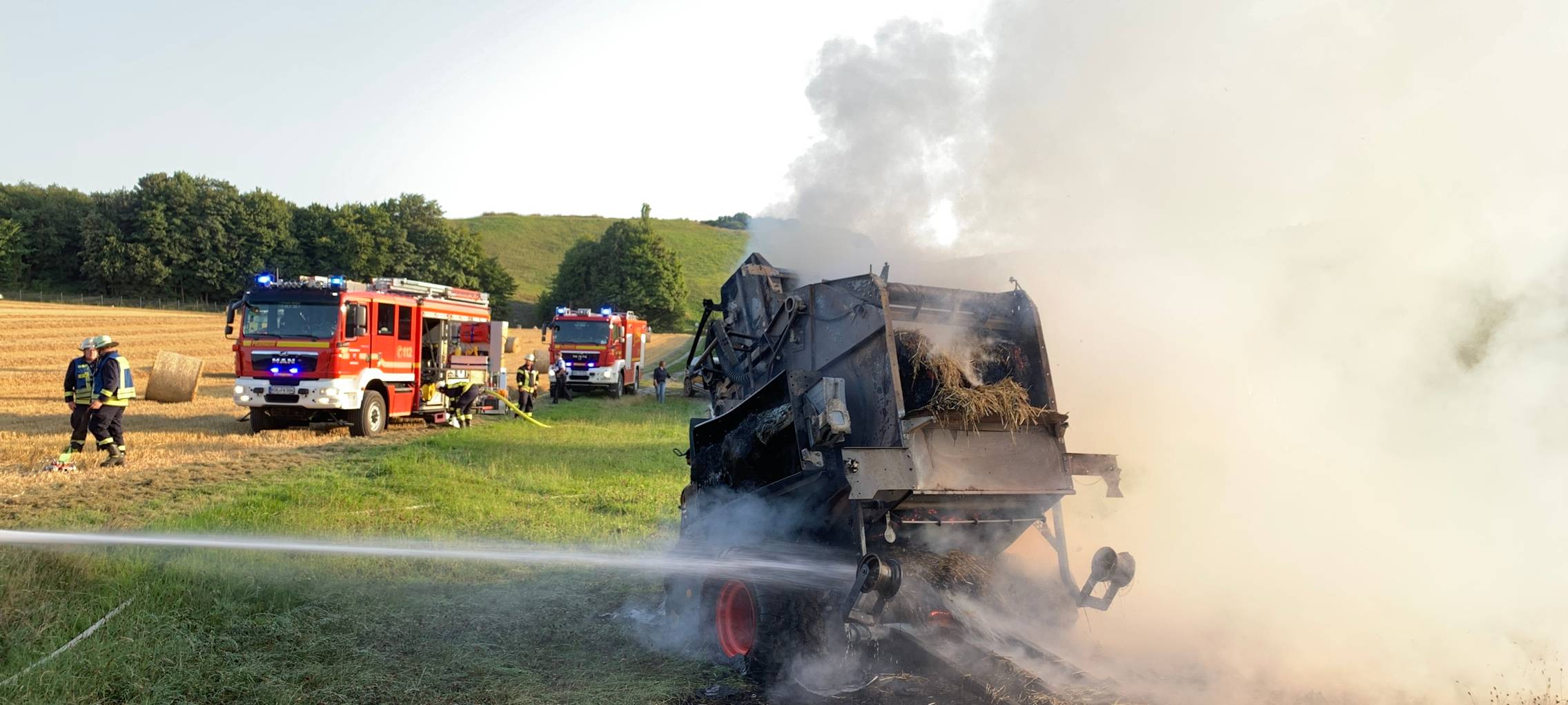 Brilon: Rundballenpresse in Brand geraten