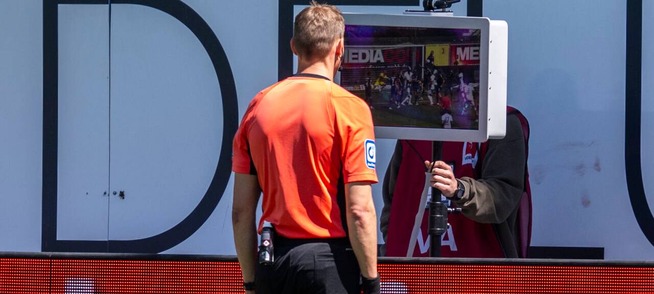 Fußball: 2. Bundesliga, SC Paderborn 07 - 1. FC Magdeburg, 33. Spieltag, Home Deluxe Arena: Schiedsrichter Martin Petersen schaut sich die Szene vor dem Strafstoß am VAR Bildschirm an.