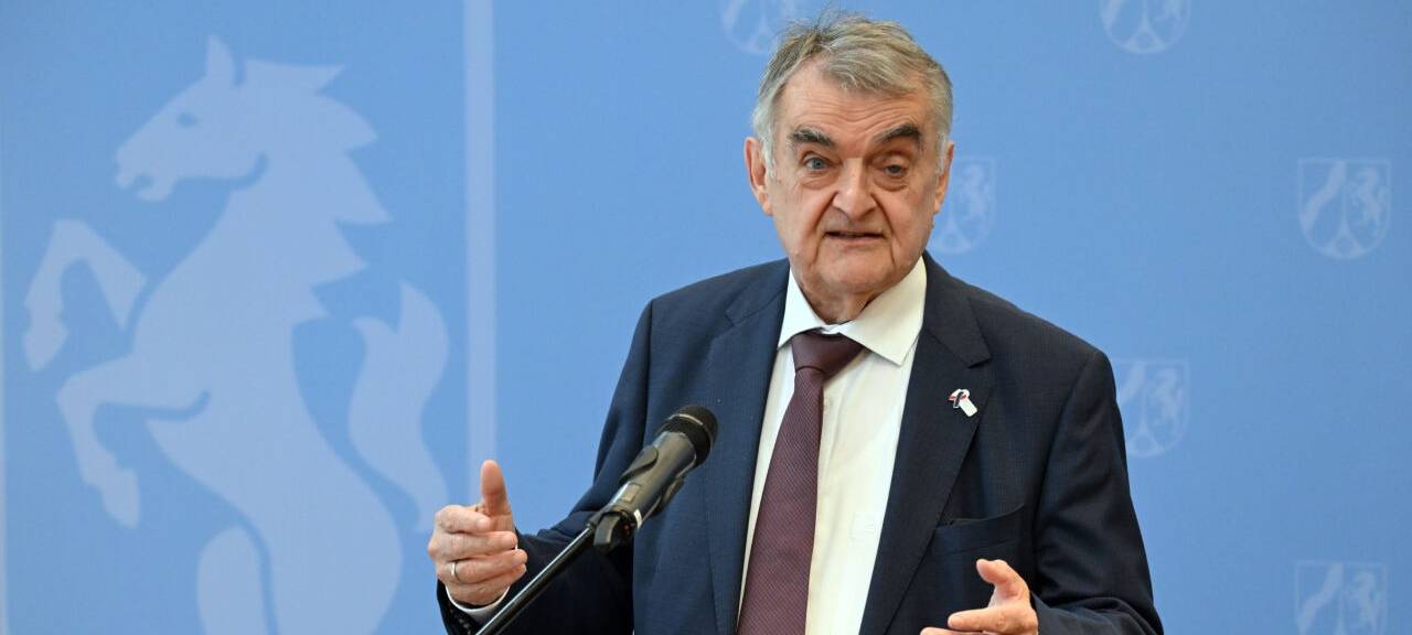 Herbert Reul (CDU), Innenminister von Nordrhein-Westfalen, spricht auf einer Pressekonferenz. Ein 27 Jahre alter Mann ist in Essen wegen Terrorverdachts von einer Spezialeinheit der Polizei festgenommen worden.