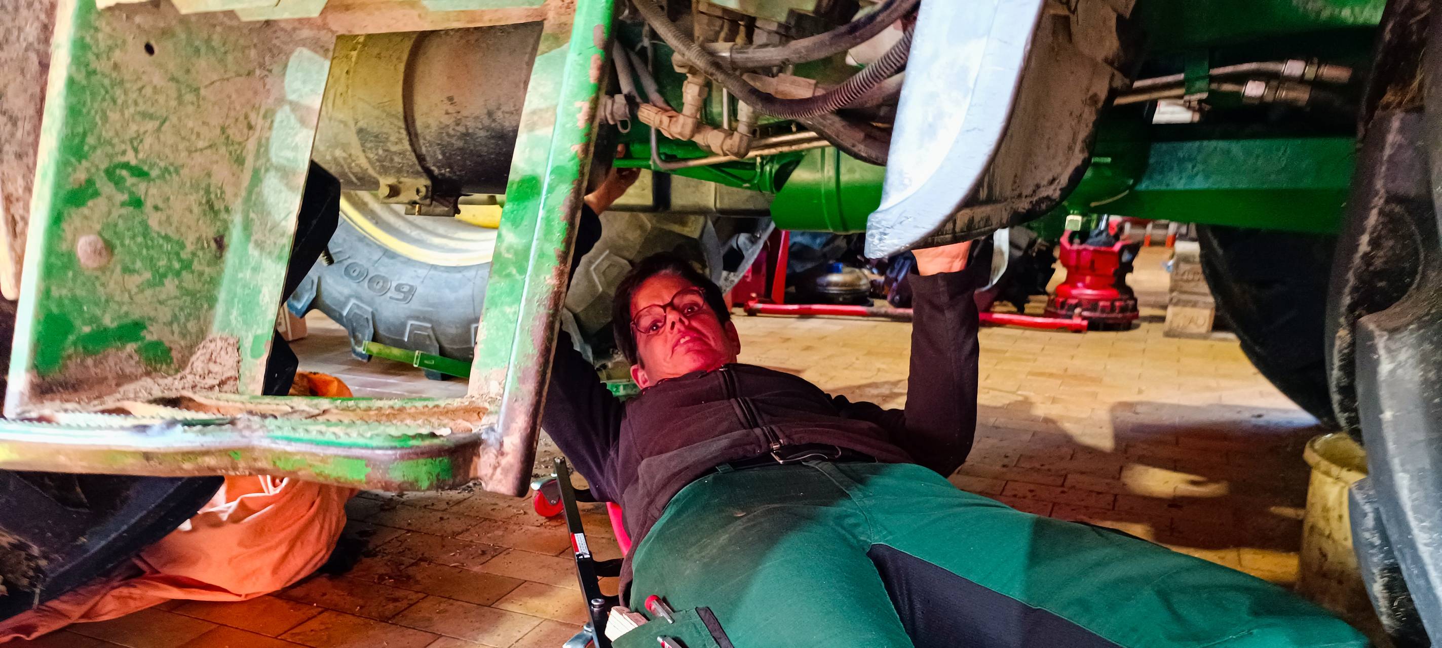 Nicole Beule unterm Trecker